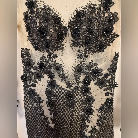 Elegant Black and Cream Floral Dress - Picture 6 of 9